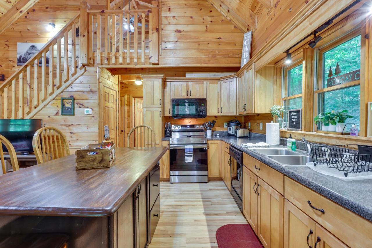 Riverfront Ellijay Cabin With Deck And Pool Access! المظهر الخارجي الصورة