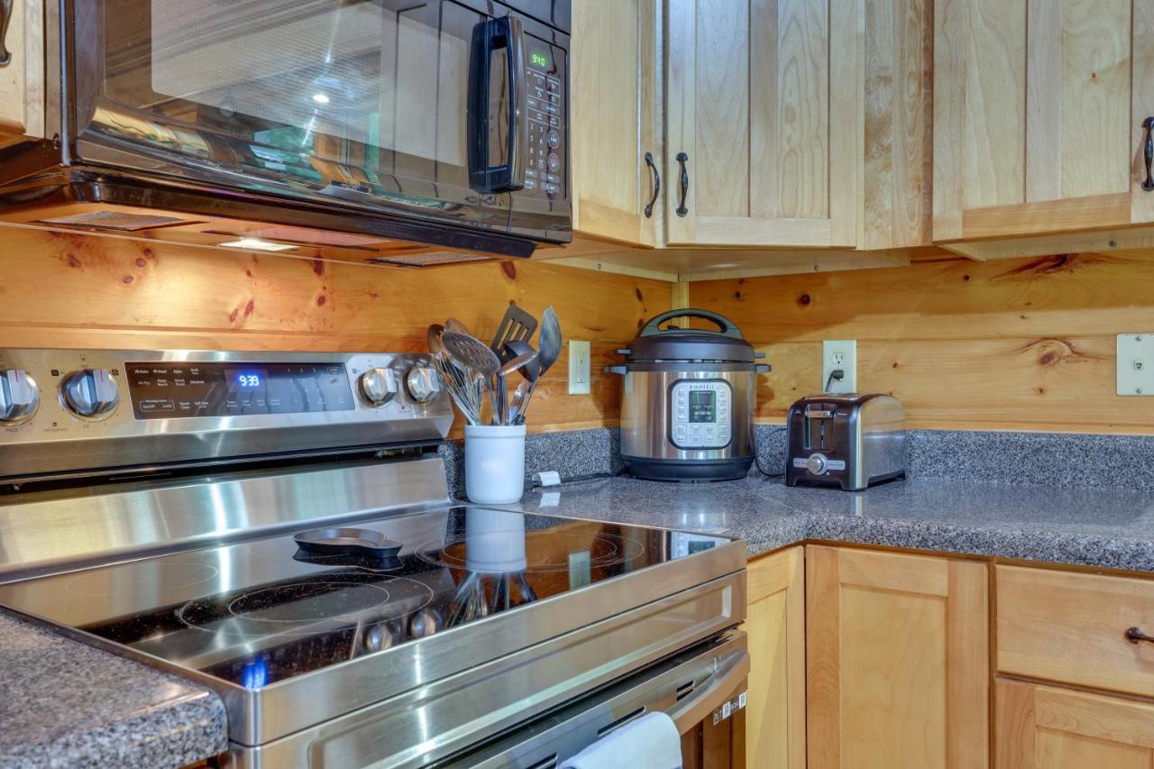 Riverfront Ellijay Cabin With Deck And Pool Access! المظهر الخارجي الصورة