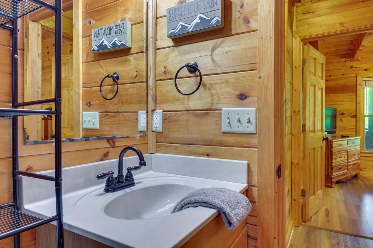 Riverfront Ellijay Cabin With Deck And Pool Access! المظهر الخارجي الصورة