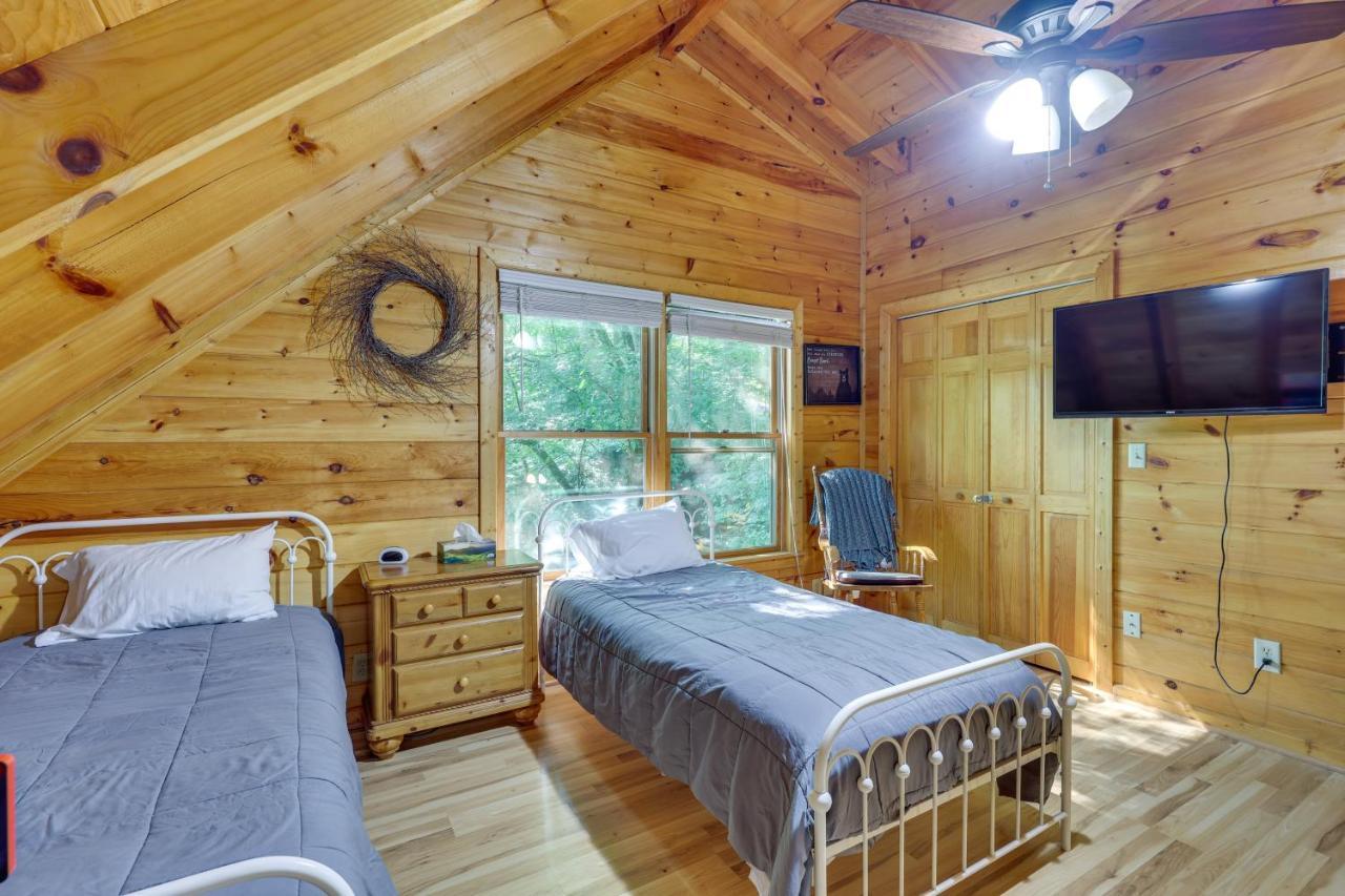 Riverfront Ellijay Cabin With Deck And Pool Access! المظهر الخارجي الصورة