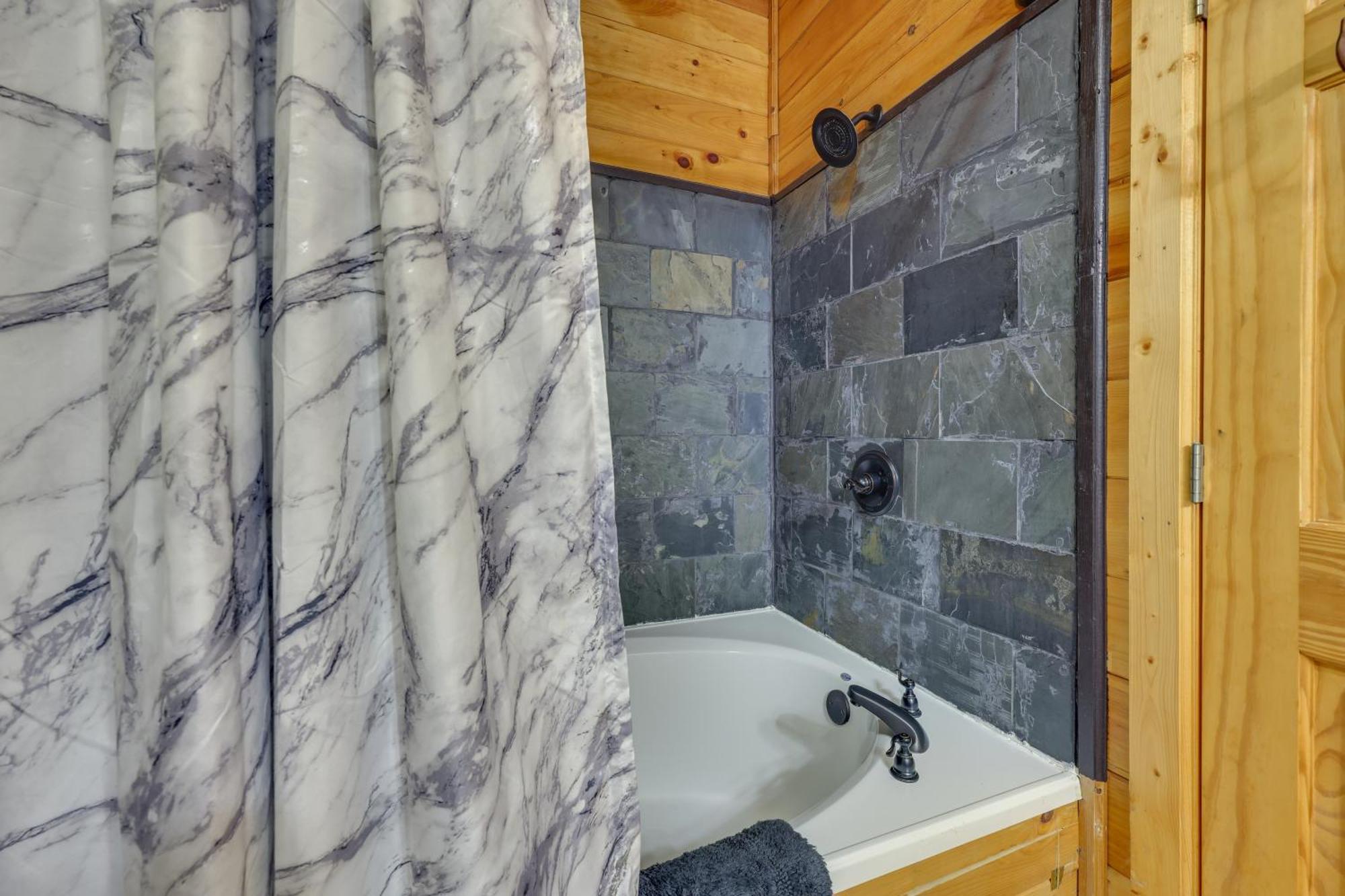 Riverfront Ellijay Cabin With Deck And Pool Access! المظهر الخارجي الصورة