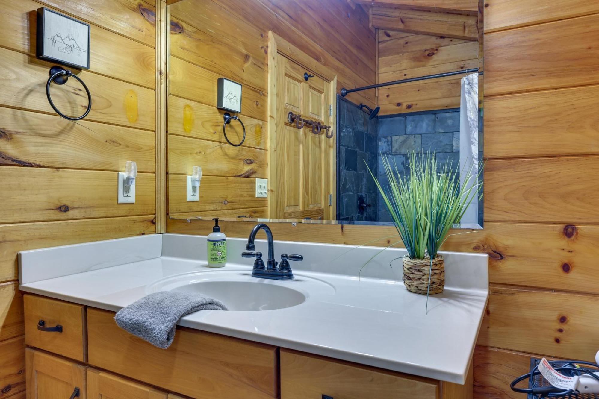 Riverfront Ellijay Cabin With Deck And Pool Access! المظهر الخارجي الصورة