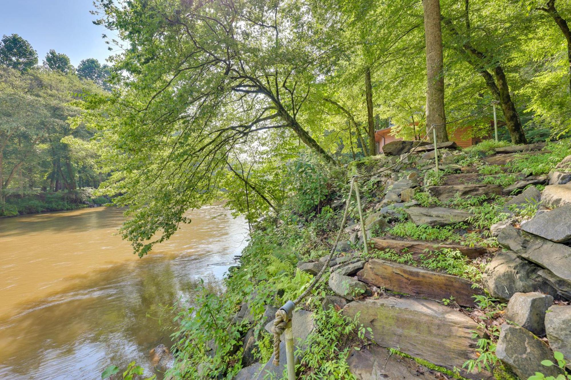 Riverfront Ellijay Cabin With Deck And Pool Access! المظهر الخارجي الصورة