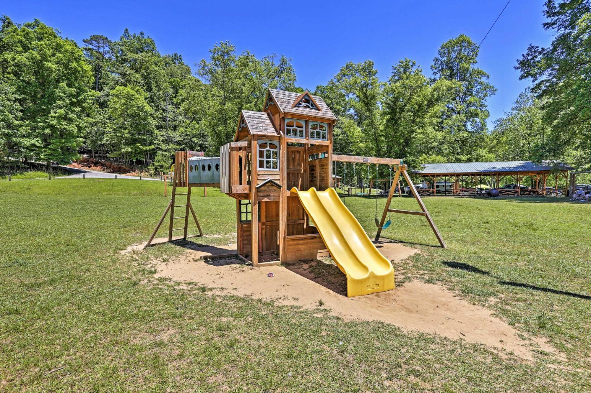 Riverfront Ellijay Cabin With Deck And Pool Access! المظهر الخارجي الصورة