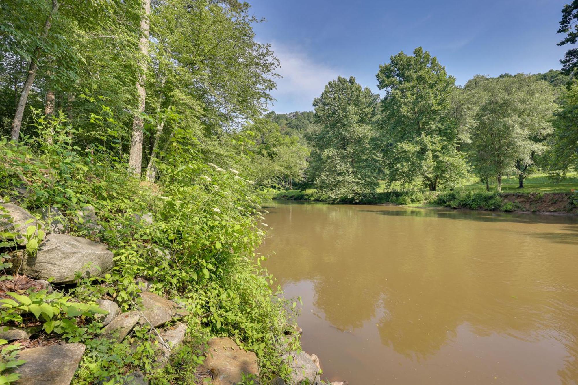 Riverfront Ellijay Cabin With Deck And Pool Access! المظهر الخارجي الصورة