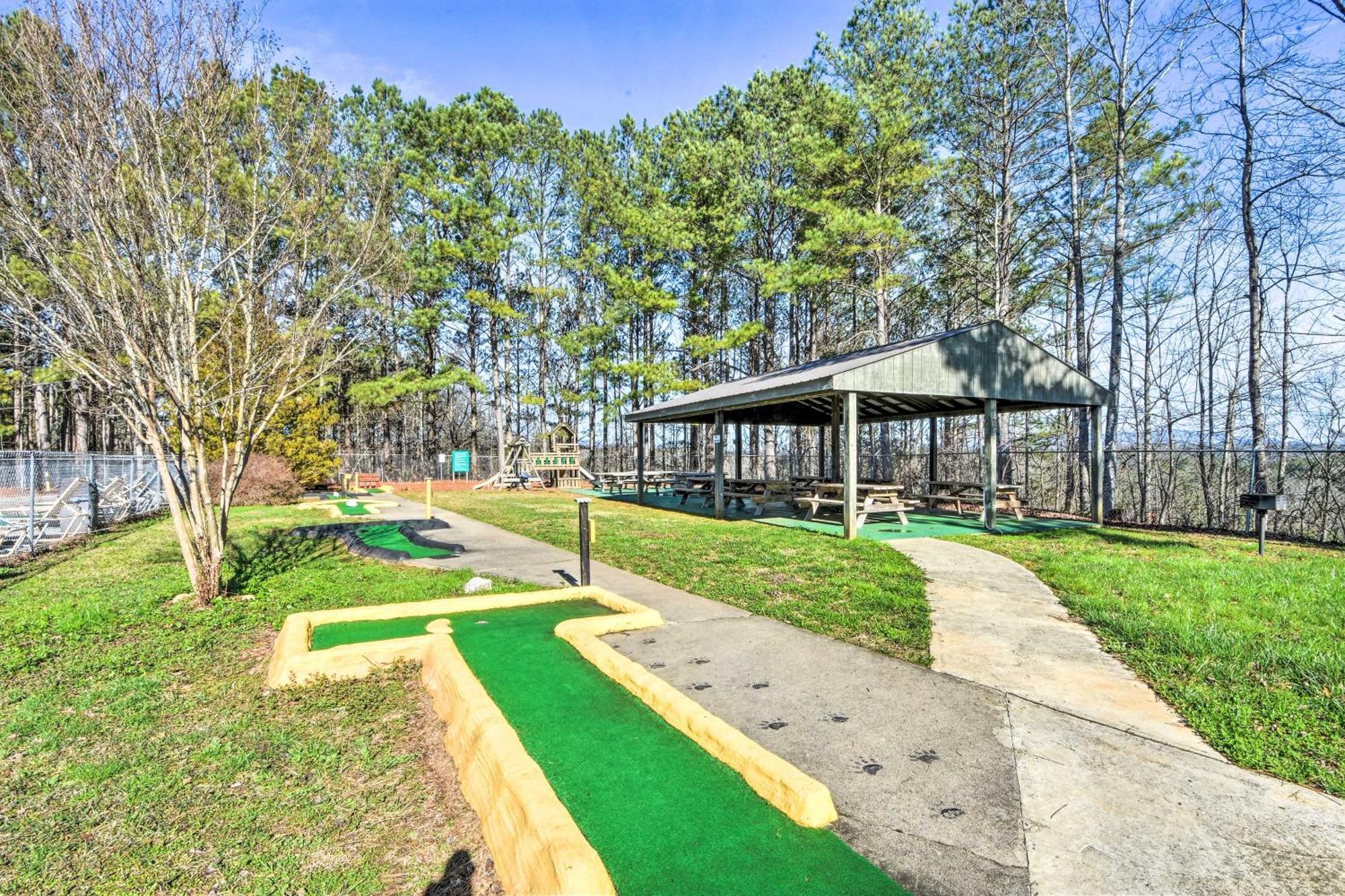 Riverfront Ellijay Cabin With Deck And Pool Access! المظهر الخارجي الصورة